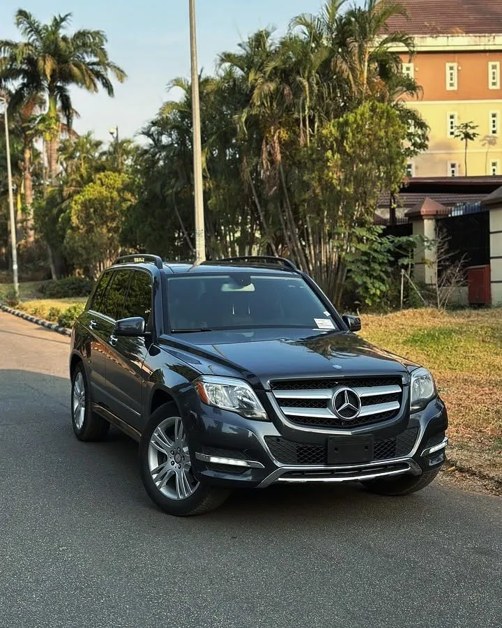 Mercedes SUV Driving Past Palm Trees and Houses Wallpaper