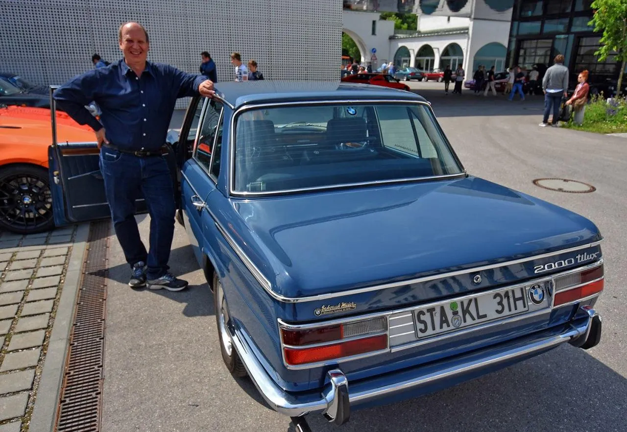 Old Bmw 3 Series Parked with People in the Background Hd