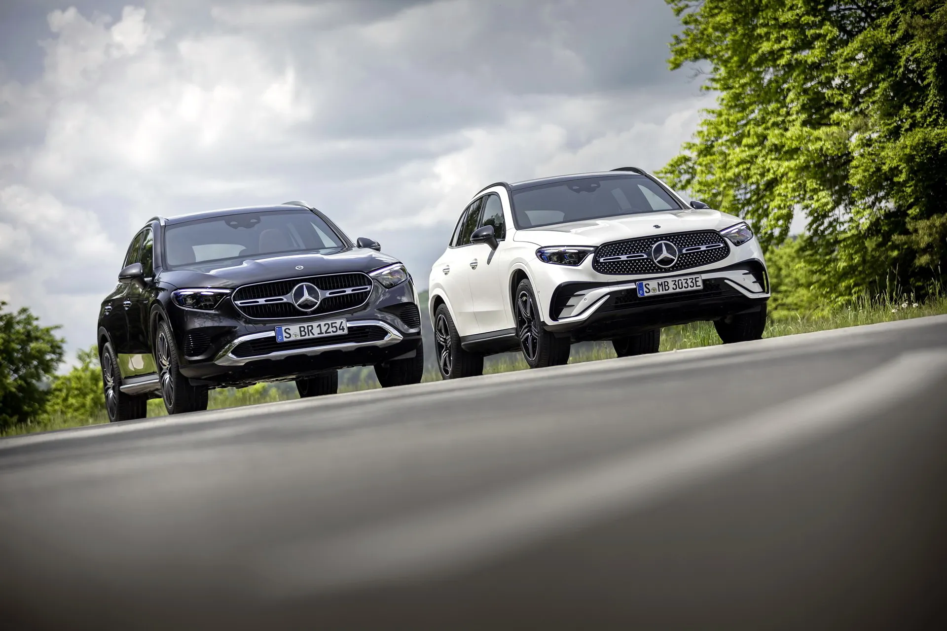 Twin Mercedes Benz SUVs on Smooth City Road HD Wallpaper