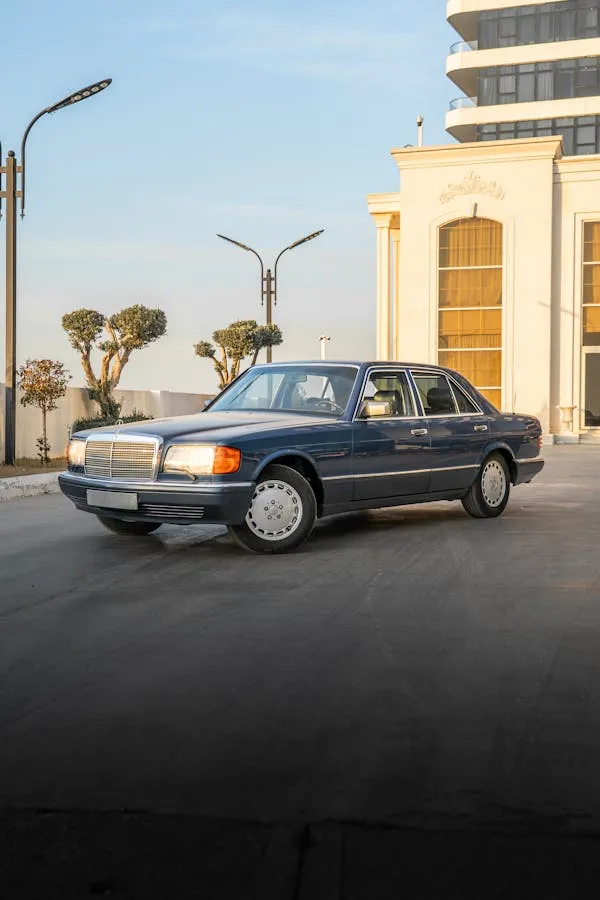 Vintage Mercedes Benz Near Modern Urban Architecture HD